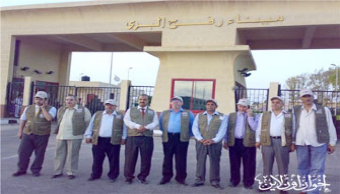 نواب قافلة الحرية يعتصمون أمام معبر رفح