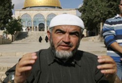 ابتسامة الشيخ رائد صلاح في قفص الاتهام