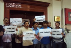 عميد "تجارة القاهرة" يتعهَّد بعلاج مشكلة طلاب الإخوان