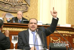 عزب مصطفى ينجح في تقديم أوراق ترشحه للشورى