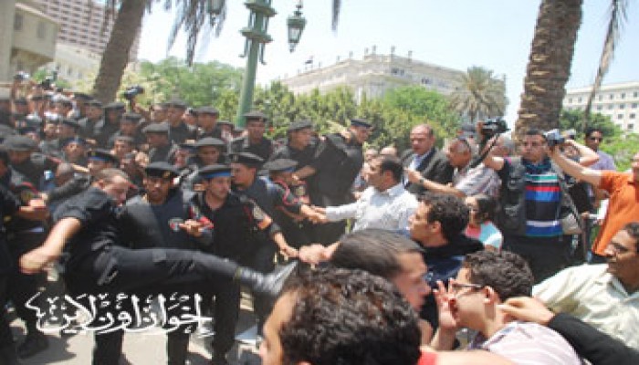 الصحافة العالمية تدين الاعتداء على متظاهري مصر