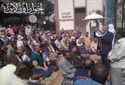 بيومي يشارك احتفال العمال بيومهم "على الرصيف"