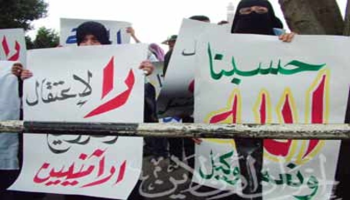 حبس نجل معتقل بسبب زيارته لوالده!!