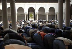 النظر إلى غير موضع السجود