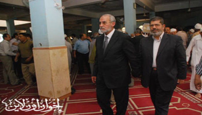 المرشد العام يتقدم قيادات الإخوان في جنازة توفيق