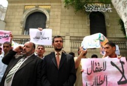 نواب المنوفية يتضامنون مع الطلاب أمام البرلمان