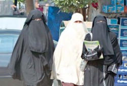 عميد طب القاهرة ينكر قرار منع المنتقبات من السكن!