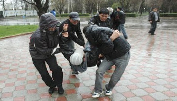 المعارضة القرغيزية تقتحم قصر الرئاسة ومصرع 5