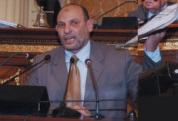 نائب المنوفية يساهم في حل مشكلة كثافة الفصول