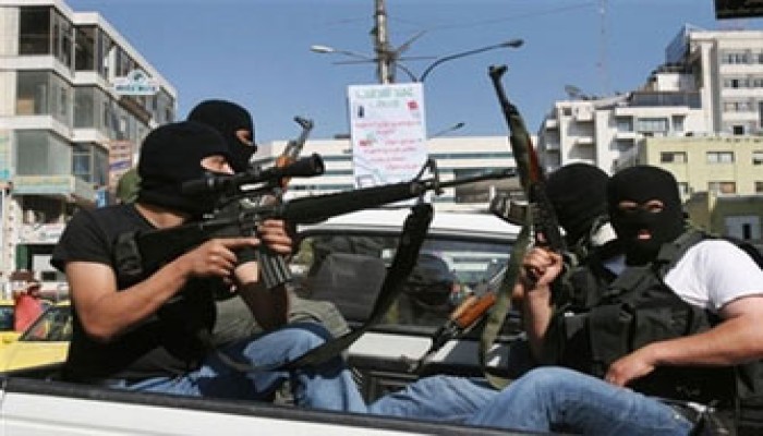 ميليشيا عباس تواصل خنق الضفة وتعتقل 11
