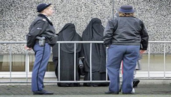 صحف العالم: ساركوزي يخفي هزيمته وراء النقاب