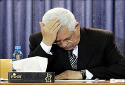 أبو مازن.. عندما تسقط الشرعية