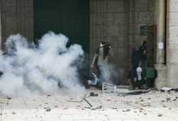 هل يفك الأقصى قيود النقابات المهنية؟!