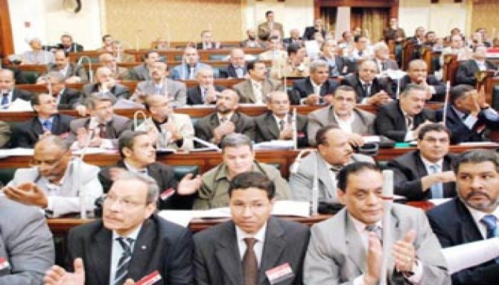 نواب الإخوان والمعارضة يتهمون الحكومة بتدمير الصناعة