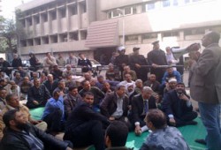 نواب الإخوان يؤدون "الجمعة الثانية" مع عمال طنطا