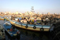 ليبيا تعيد محاكمة 13 صيادًا مصريًّا بعد الإفراج