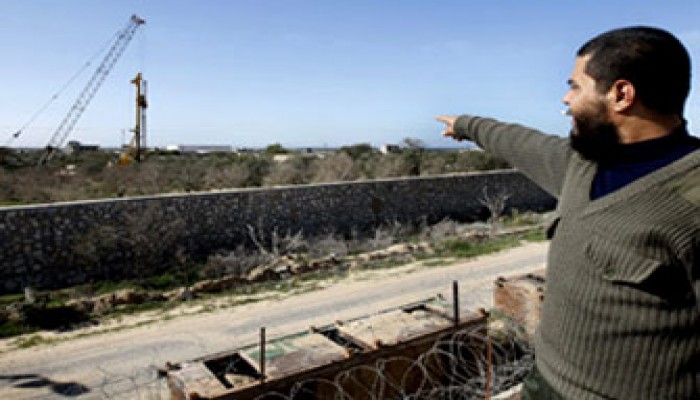 قصيدة "شيد جدارك"