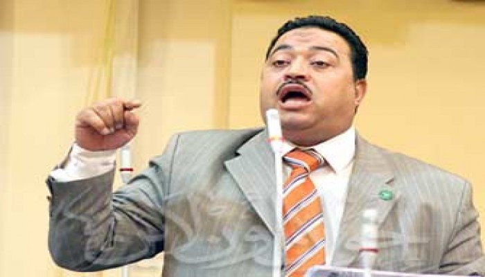 النائب عصام مختار يتقدم جنازة قتيل الأمن بعزبة الهجانة