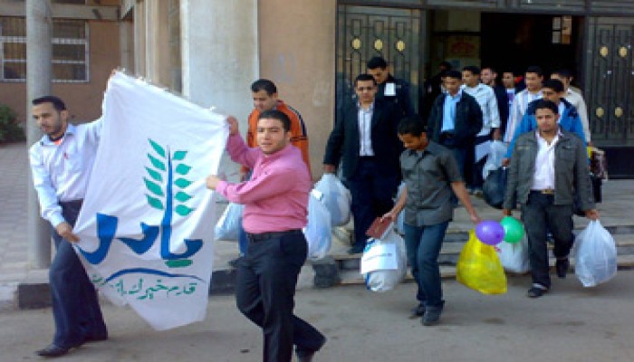 "بادر" بنها توزع ملابس على الفقراء