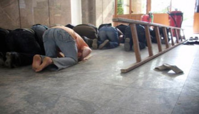 عميد تجارة كفر الشيخ يمنع الطلاب من الصلاة بالكلية!