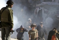 إصابة فلسطينيين في اعتداءات لمغتصبين بالخليل