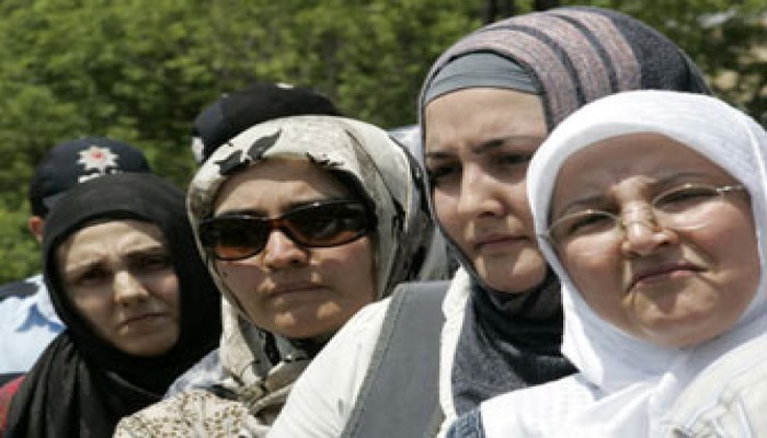 وزيرة فرنسية سابقة تطلب "حظر" الحجاب في فرنسا!!