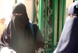 عميدة بالأزهر تمزق نقاب طالبة وتضربها أمام الأمن!