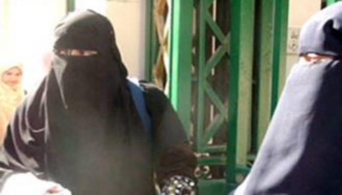 عميدة بالأزهر تمزق نقاب طالبة وتضربها أمام الأمن!
