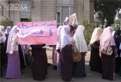 طالبات عين شمس يرفضْن طرد المنتقبات في الشارع!!