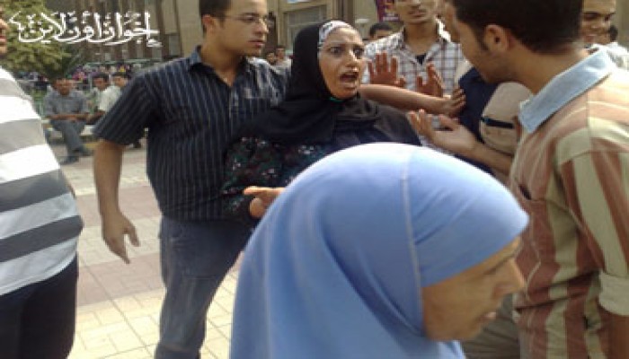 عميد تربية المنصورة يمزِّق لوحات الأقصى ويقول: "مضغوط عليّ"!!