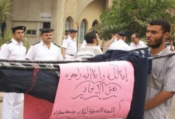 "تشييع" جنازة اتحاد الطلاب في مسيرة بجامعة حلوان