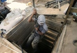 الكيان الصهيوني يقصف نفقين ويصيب ثلاثة فلسطينيين