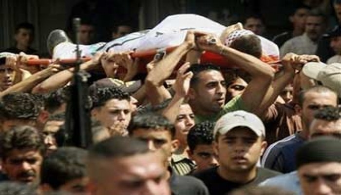الاحتلال يستهدف مشيِّعي أحد شهداء غزة ويصيب 17