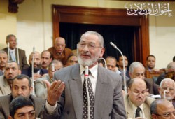 سؤال برلماني يتهم نظيف بمخالفة القانون مع "الخنازير"
