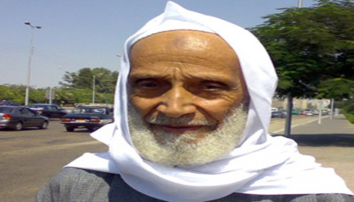 الحاج طه يلتحق بجامعة الأزهر وعمره 74 عامًا