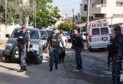 السلطة والاحتلال يعتقلان 8 مواطنين في الضفة