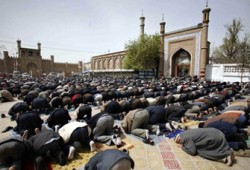 الصحافة العالمية: المسلمون الأويجور يصلون تحت رقابة الشرطة