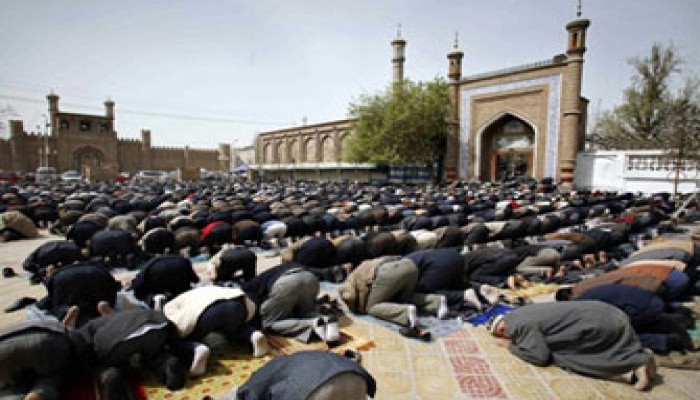 الصحافة العالمية: المسلمون الأويجور يصلون تحت رقابة الشرطة