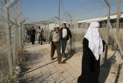 الفلسطينيون أمام حواجز الاحتلال.. العرض مستمر!!
