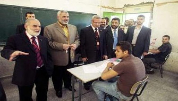 طلاب غزة يخوضون امتحانات "التوجيهية" تحت الحصار