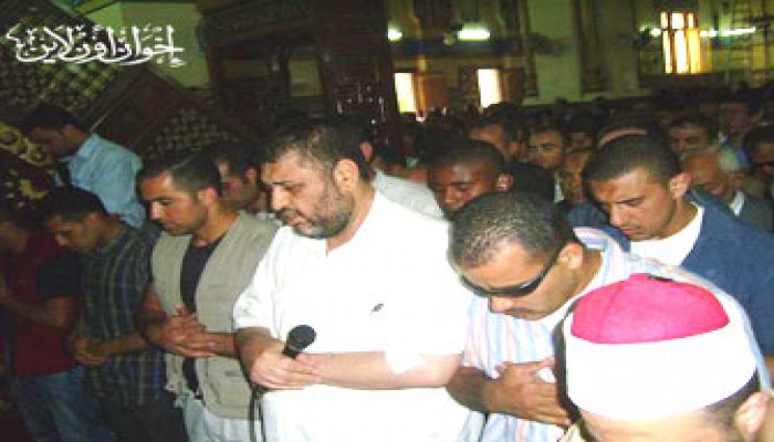 المرشد العام يتقدم آلاف المشيعين لوالدة خيرت الشاطر