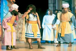 موسيقى "أجنبية" في افتتاح "المسرح العربي"