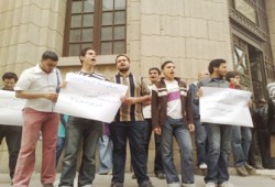 وقفة احتجاجية ضد احتجاز طالب دون توجيه اتهام