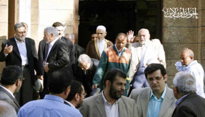 المرشد العام يشارك في جنازة العالم الجليل توفيق الشاوي