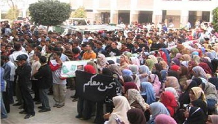 معرض لغزة بدار علوم المنيا وحملة للإيجابية بسوهاج