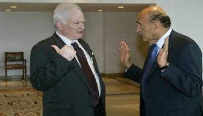 أولمرت يقيل عاموس جلعاد ويطالب بالتحقيق معه