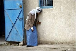 استشهاد مسن فلسطيني بعد منعه من السفر للعلاج بالخارج