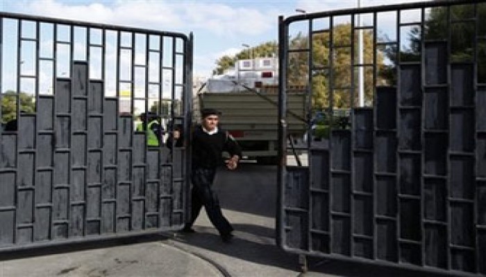 عشرات الصحفيين يتظاهرون أمام معبر رفح