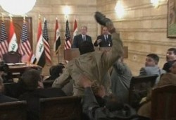 رشق بوش بـ"الجزمة" في مؤتمر صحفي بالعراق