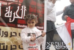 تقرير حقوقي ينتقد المحاكمات العسكرية للإخوان واعتقالات المحليات